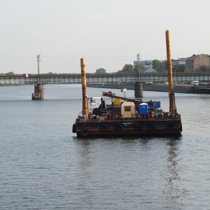 Urbšanas darbu uzsākšanas darbi Daugavā, pie Mūkusalas promenādes