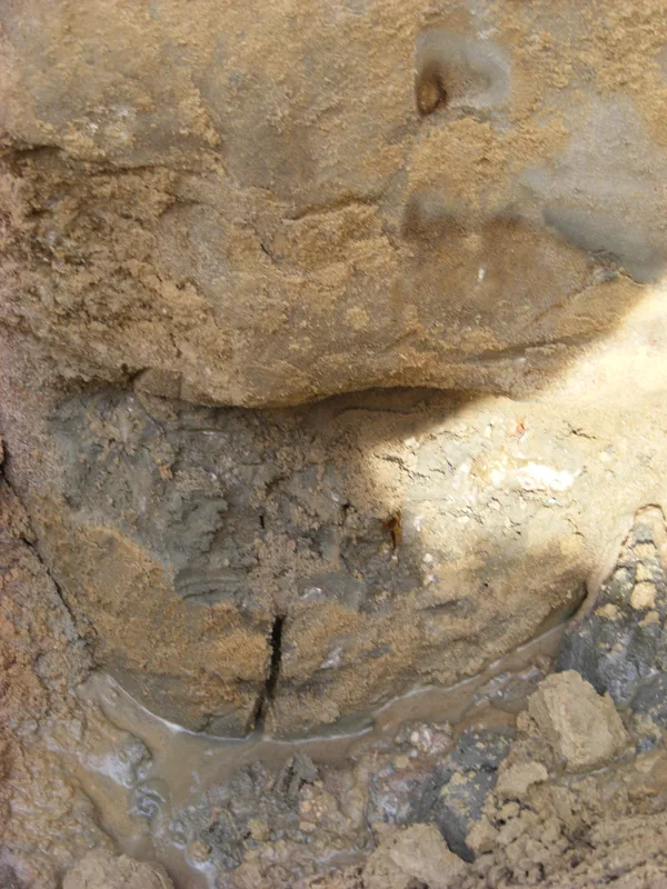 Pālim tika atklāts defekts (sašaurinājums) apmēram 2 m dziļumā no pāļa galvas + plaisa