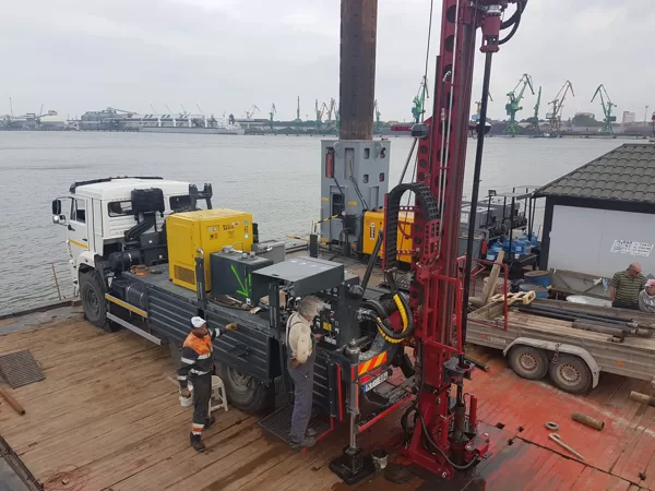 Urbšanas darbi Klaipēdas ostas akvatorijā no platformas