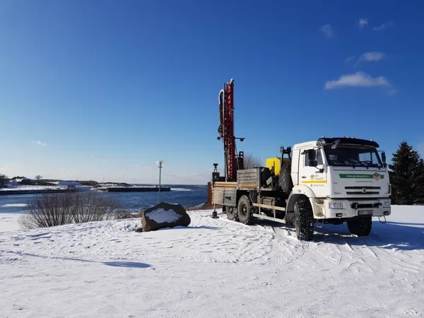 Serdes urbšanas darbi bargos ziemas apstākļos, Salacgrīvā. 
